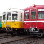 「還暦の赤い電車」高額支援者限定撮影会が開催懐かしい行先表示なども再現　仏生山駅構内で