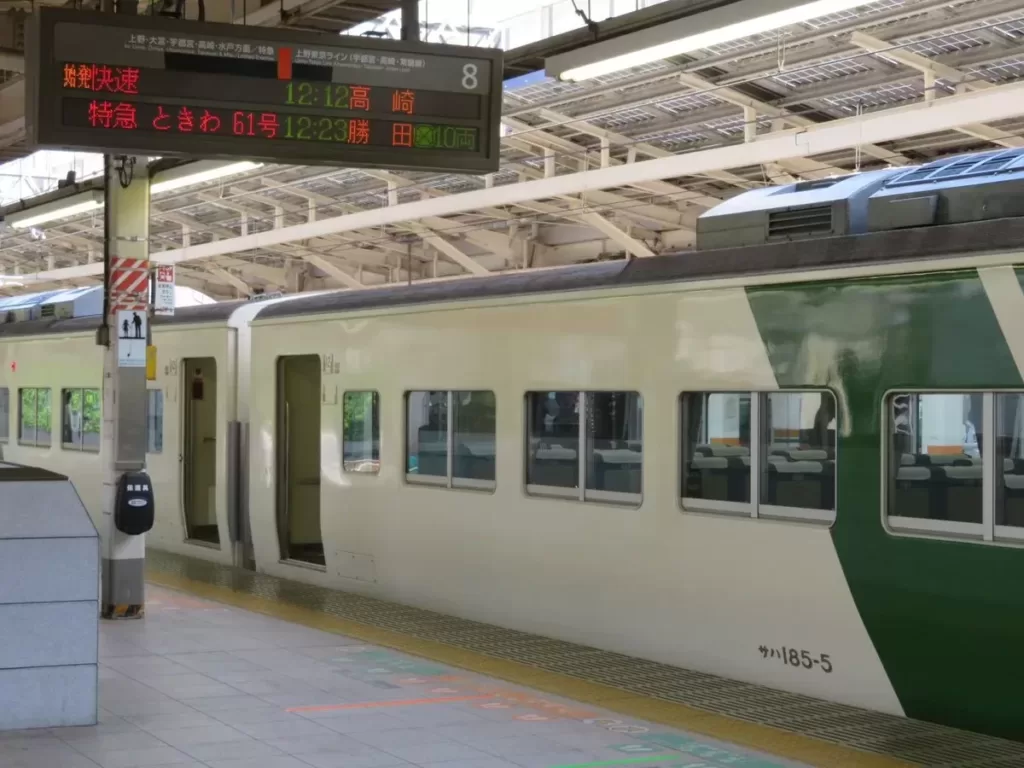 東京～高崎間で救済臨時快速列車が185系で運転　上越新幹線運転見合わせで