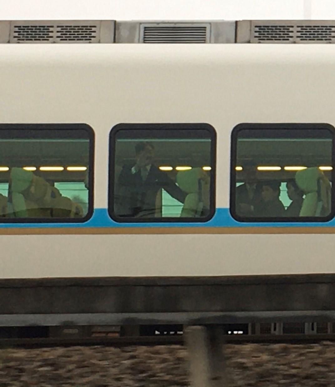 「しまかぜ」お召列車が橿原神宮前～京都間で運転　京都線・橿原線で　朝6時から並ぶ人も　天皇両陛下奈良訪問（親謁の儀）終了に伴う運転