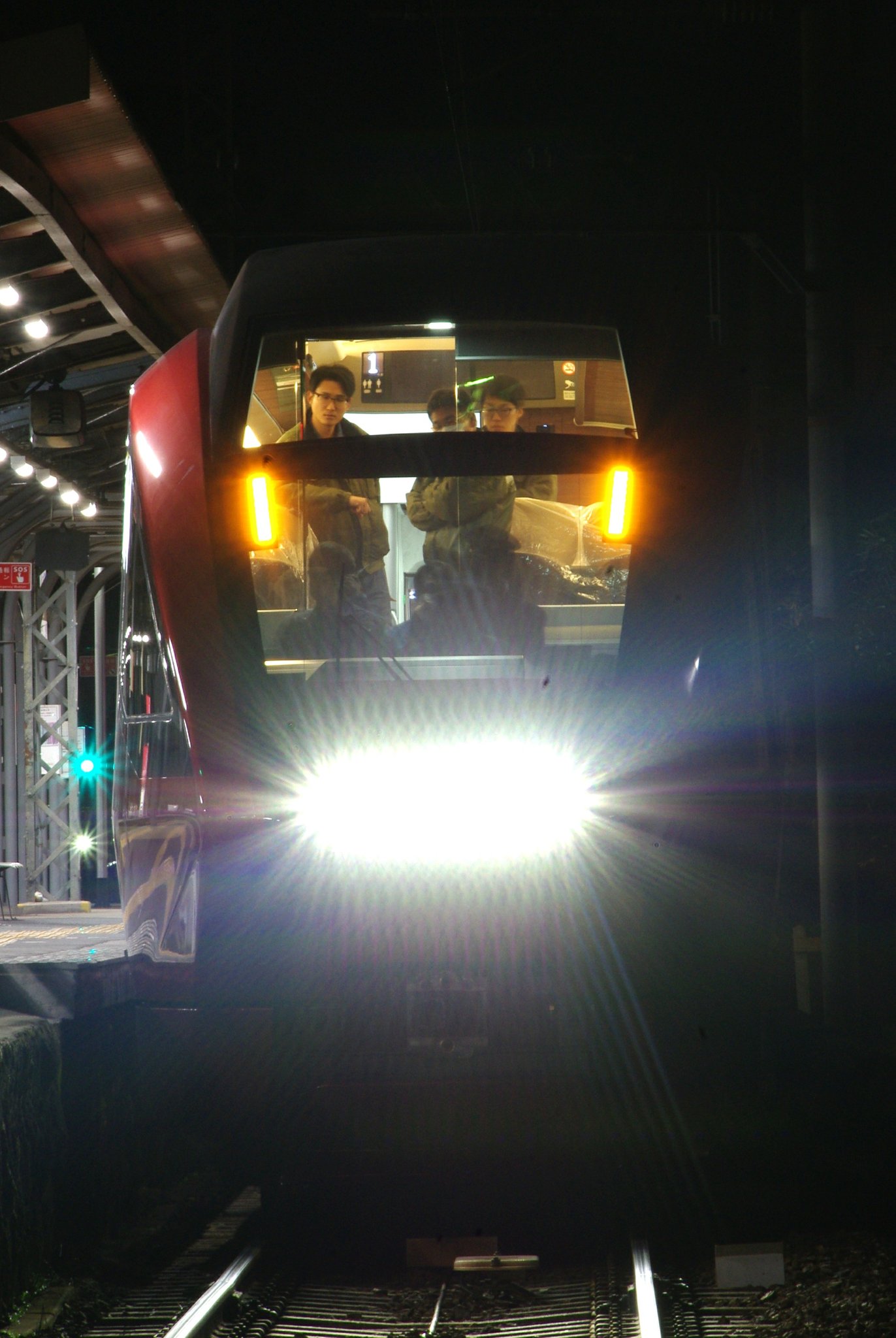 深夜に新型名阪特急「ひのとり」初の本線試運転！　近鉄大阪線で