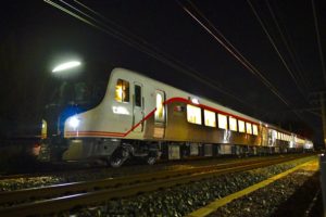 特急「ひだ」「南紀」置き換えの「HC85系」ハイブリッド新型特急試験走行車　D1編成　日本車両の工場から出場し姿を見せる　キハ85系置き換え