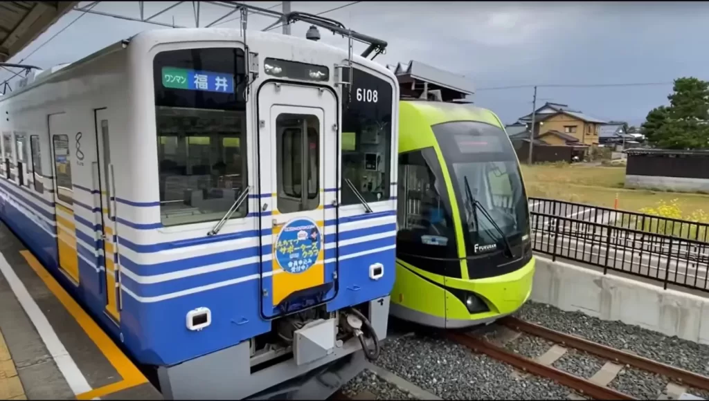 【日本最速！】路面電車が珍しい急行運転！電車線と直通運転する面白い路線