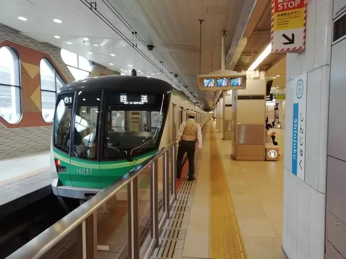 【珍事】小田急新宿駅ロマンスカーホームに千代田線車両が入線
