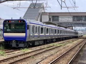 横須賀線E235系公式試運転 屋根上に箱状の物体が デザインがプレス異なりセミクロスシートは廃止