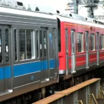 【小田急全線で赤と銀の1000形が併結運転】箱根登山電車運転再開記念 車内ではBGMも