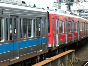 【小田急全線で赤と銀の1000形が併結運転】箱根登山電車運転再開記念 車内ではBGMも