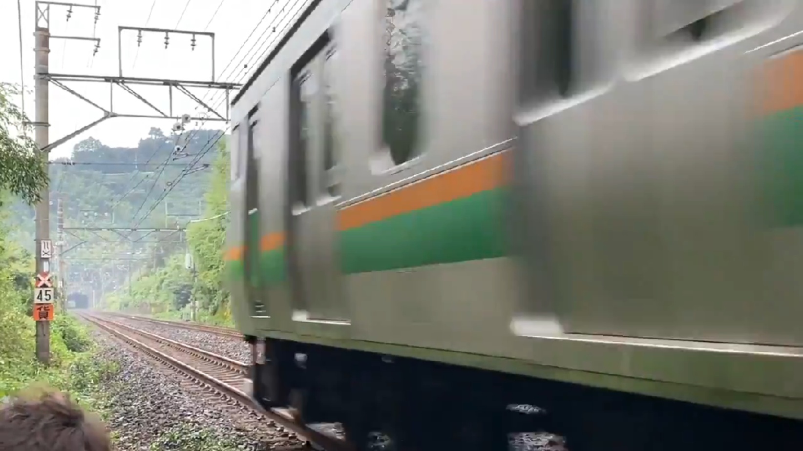 【人身事故寸前】線路内侵入の鉄オタが後ろからの電車に気付かず「動くな！」の一声で命拾い