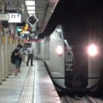 【逆方向なのに】特急あずさ千葉行きが成田エクスプレス高尾行きを遅延させる　乗務員の行路が問題？