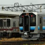【キハ110置き換えか?】八高線に秋田車GV-E400系が初入線 東武30000系と並ぶ珍しい光景が
