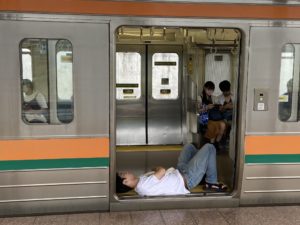 【普通列車をネカフェ代わりに】吾妻線の車内で床に寝そべり爆睡する人が 一旦下車したのに再び乗車して就寝