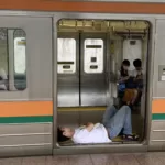 【普通列車をネカフェ代わりに】吾妻線の車内で床に寝そべり爆睡する人が 一旦下車したのに再び乗車して就寝
