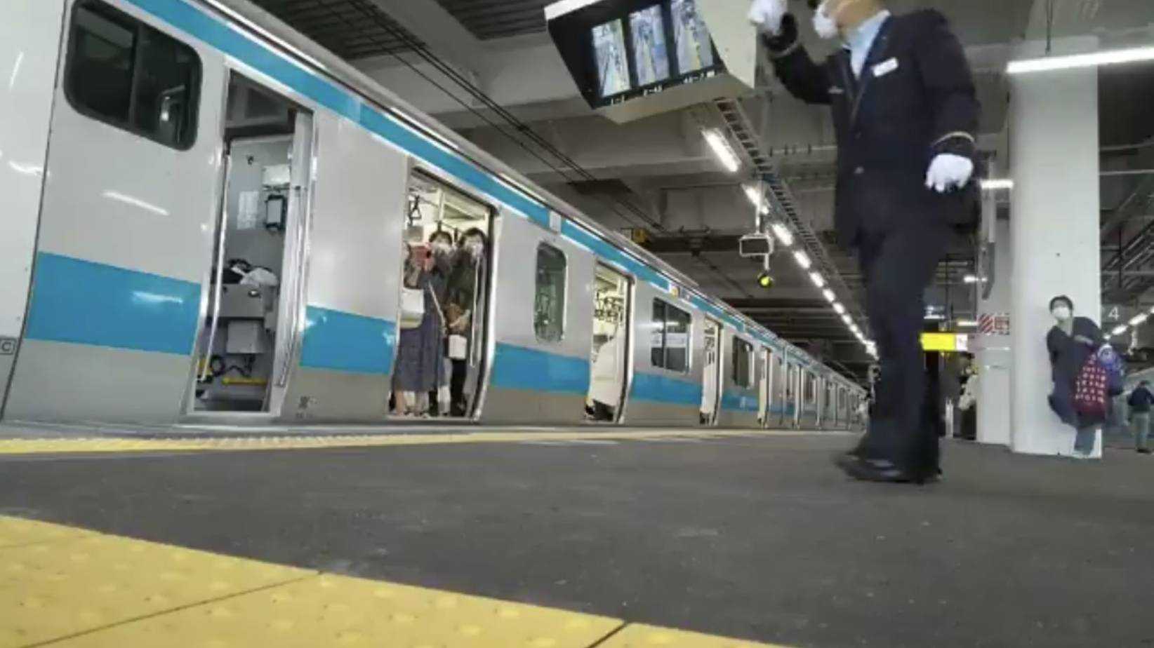 珍事 車掌が駅メロスイッチの場所がわからず戸惑う 車内から乗客が場所を教える Japan Railway Com
