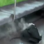 【恐怖】通勤中にバックが爆発 山手線車内で大量の白煙が 急停車する様子を動画が捉えた