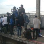 【武蔵野線205系】撮り鉄がエキセンに脚立を使ってひな壇を構築 検見川浜では人が集まりすぎて大変なことに