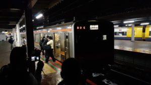 【意地でも撮らせない】武蔵野線205系運転士が葬式鉄を排除 駅停車中に前照灯を消灯 真っ暗でまともに撮影できず