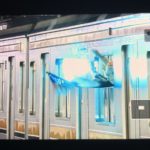 【武蔵野線205系】車内から窓の外に旗を振りライトを照射 非常識な行動の犯人は有名撮り鉄｢KOKI｣だった