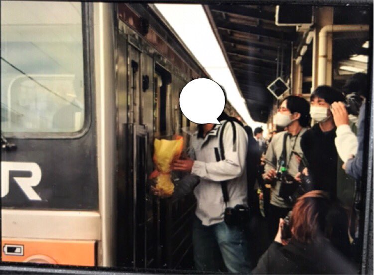 新習志野駅で業務中の205系運転士に花束が押し付けられる 受け取りを拒否した結果鉄オタがブチ切れ