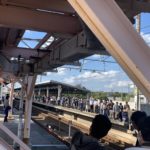 【武蔵野線205系】入線前から新習志野駅が鉄道ファンで埋め尽くされる 特製方向幕や編成札のサプライズ展示も