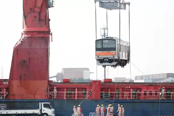 【ジャカルタ譲渡】最後の武蔵205系が貨物船が千葉港を出港 日本から消滅