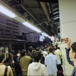 【エキセン大荒れ】651系伊豆クレイル廃車配給は新宿経由に 通勤客がいる中ホームでは撮り鉄が全力疾走