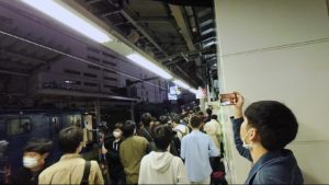 【エキセン大荒れ】651系伊豆クレイル廃車配給は新宿経由に 通勤客がいる中ホームでは撮り鉄が全力疾走