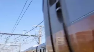 【あわや大惨事】撮影優先で後ろから迫る列車の警笛を無視してカメラが吹き飛ばされる