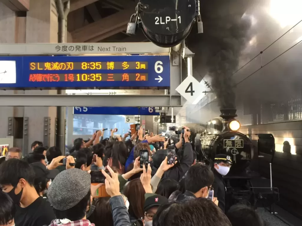 【1秒で売り切れた】JR九州のSL人吉が｢無限列車｣に ｢SL鬼滅の刃｣が初運行 駅や車内の様子は?