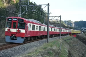 西武9000系9103F｢RED LUCKY TRAIN｣が横瀬で10両から4両に短編成化 武蔵丘に牽引回送