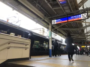 【珍事】相鉄12000系がJR横浜駅横須賀線ホームに入線 ポイント故障で相鉄線に入れず