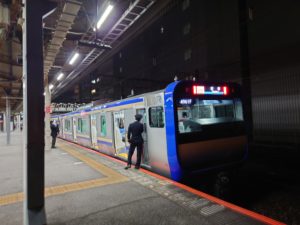 【悲報】撮り鉄がE235系を巡り横浜駅で殴り合い 割り込みが原因で警察沙汰に これから嫌ほど見れる車両なのに一体なぜ