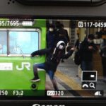 【非常識】迷惑鉄オタが京都駅で103系の車体に乗っかり中指立て記念撮影 めざましテレビが参戦し犯人ブチ切れ 前代未聞の大騒動に