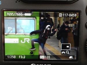 【非常識】迷惑鉄オタが京都駅で103系の車体に乗っかり中指立て記念撮影 めざましテレビが参戦し犯人ブチ切れ 前代未聞の大騒動に
