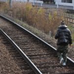【無賃乗車】二階堂駅でホームから降りて線路を歩いて外に出る男が目撃される 鉄オタが｢注意しなかったら同罪｣と投稿者を非難