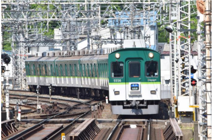 京阪5扉5000系引退せず　3扉車として2021年1月以降も運用継続へ　50周年記念イベントも実施