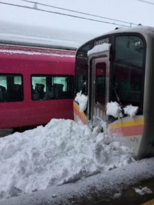 【新潟で9時間以上運転見合わせ】大雪の除雪作業のため電車が運休　身動き取れない状態に