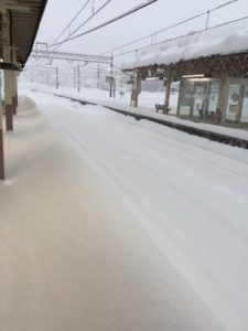 大雪・強風で駅舎の壁・屋根が破壊　積雪は1m近く　JR東日本発表