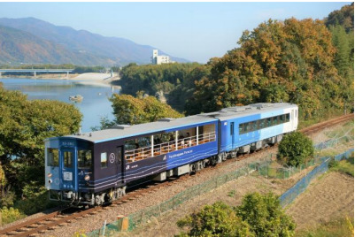 JR西日本、京都鉄博でJR四国「藍よしのがわトロッコ」を特別展示