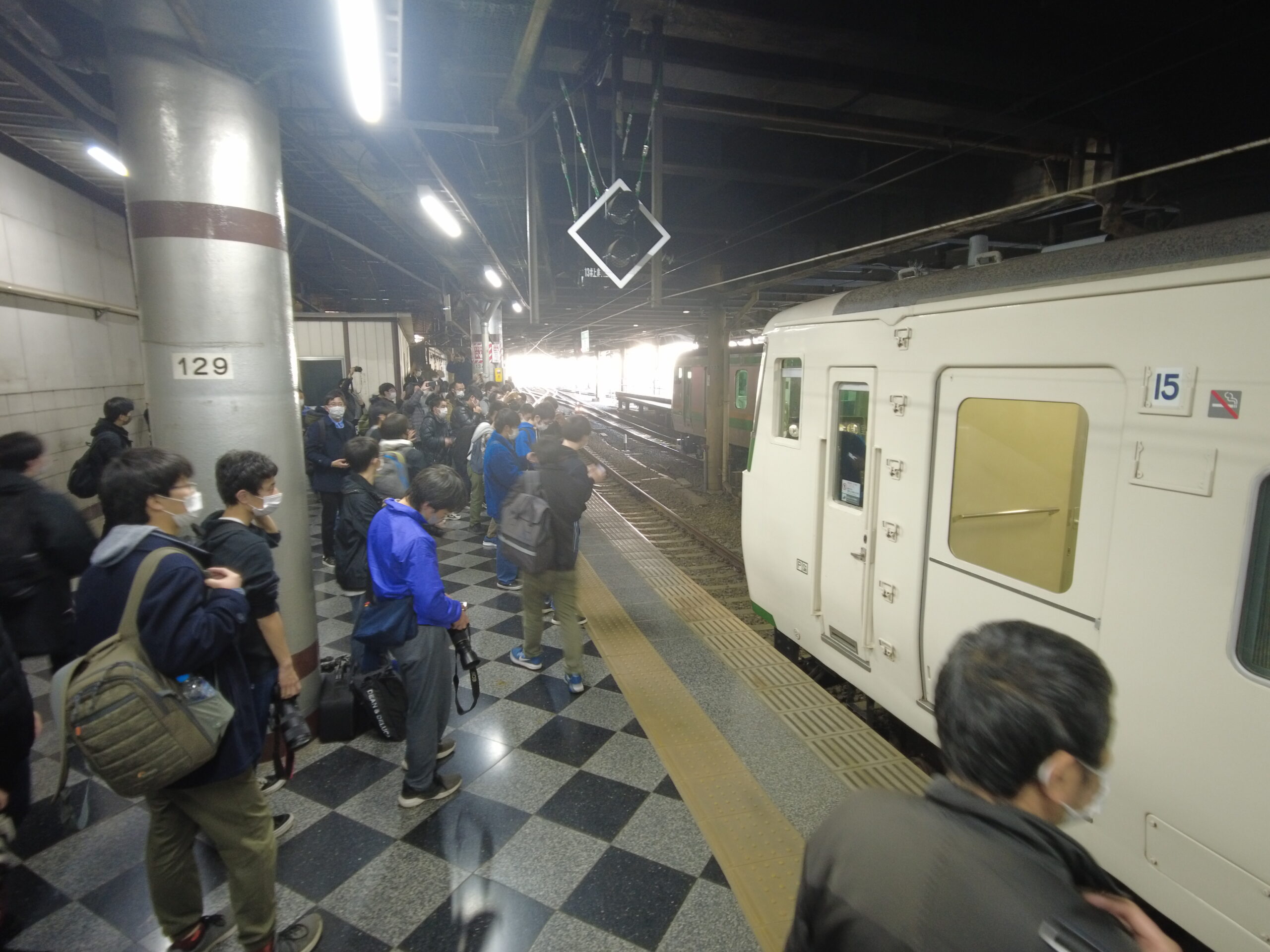 185系新幹線救済臨は鉄オタ専用列車に 大宮～上野で立席 ホームは大混雑
