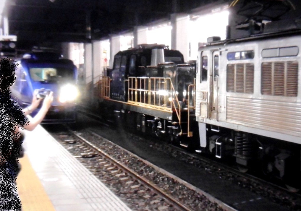 【悲報】福岡県鉄道警察隊が鉄道ファンに警告 博多駅ホームに100人以上集結