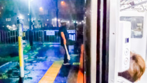 【JR東日本】宇都宮線土呂駅で大幅オーバーラン 後退不可で通過扱いにするも 乗客ブチ切れ傘で殴り込みに