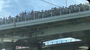 【DD51重連で異常事態が】悪質な撮り鉄らが加島陸橋を塞いでしまう 警察が事故回避のために車線規制