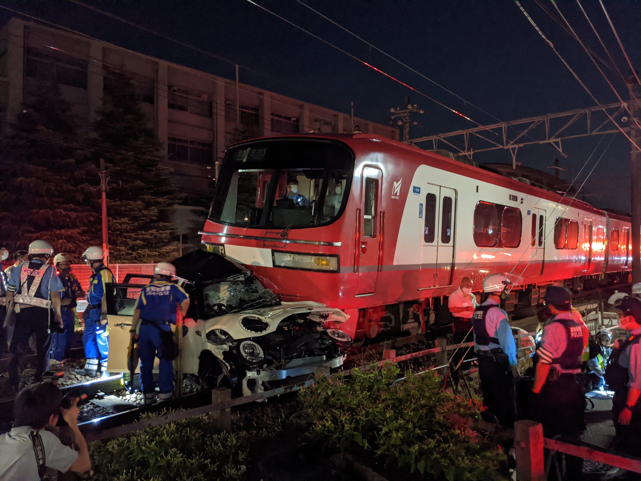 【名鉄】鳴海〜本星崎で踏切事故 乗用車が200m引きずられ1804Fが大破