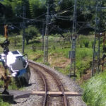 【空からクルマが!?】飯田線で線路に自動車が落下し運転見合わせ
