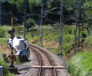 【空からクルマが!?】飯田線で線路に自動車が落下し運転見合わせ