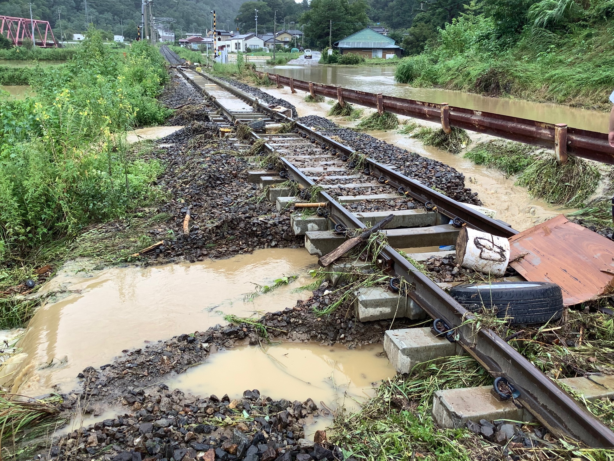 中央本線では大雨により終日運転見合わせが続く 土砂崩れやバラスト流出 Japan Railway Com