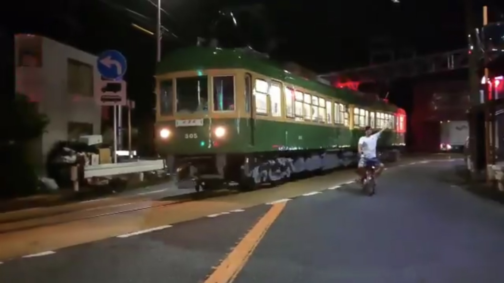 ｢江ノ電自転車ニキ｣は偶然通りかかった地元民だった 鉄道ファンによる誹謗中傷や押しかけ多発