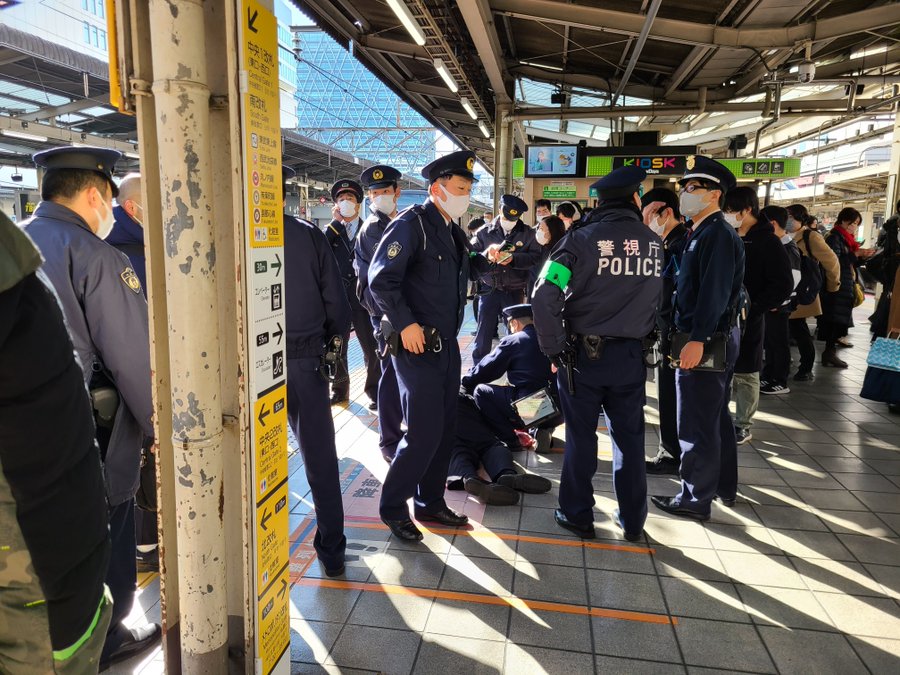 駅員は起き上がれず　池袋駅暴力事件現場の様子