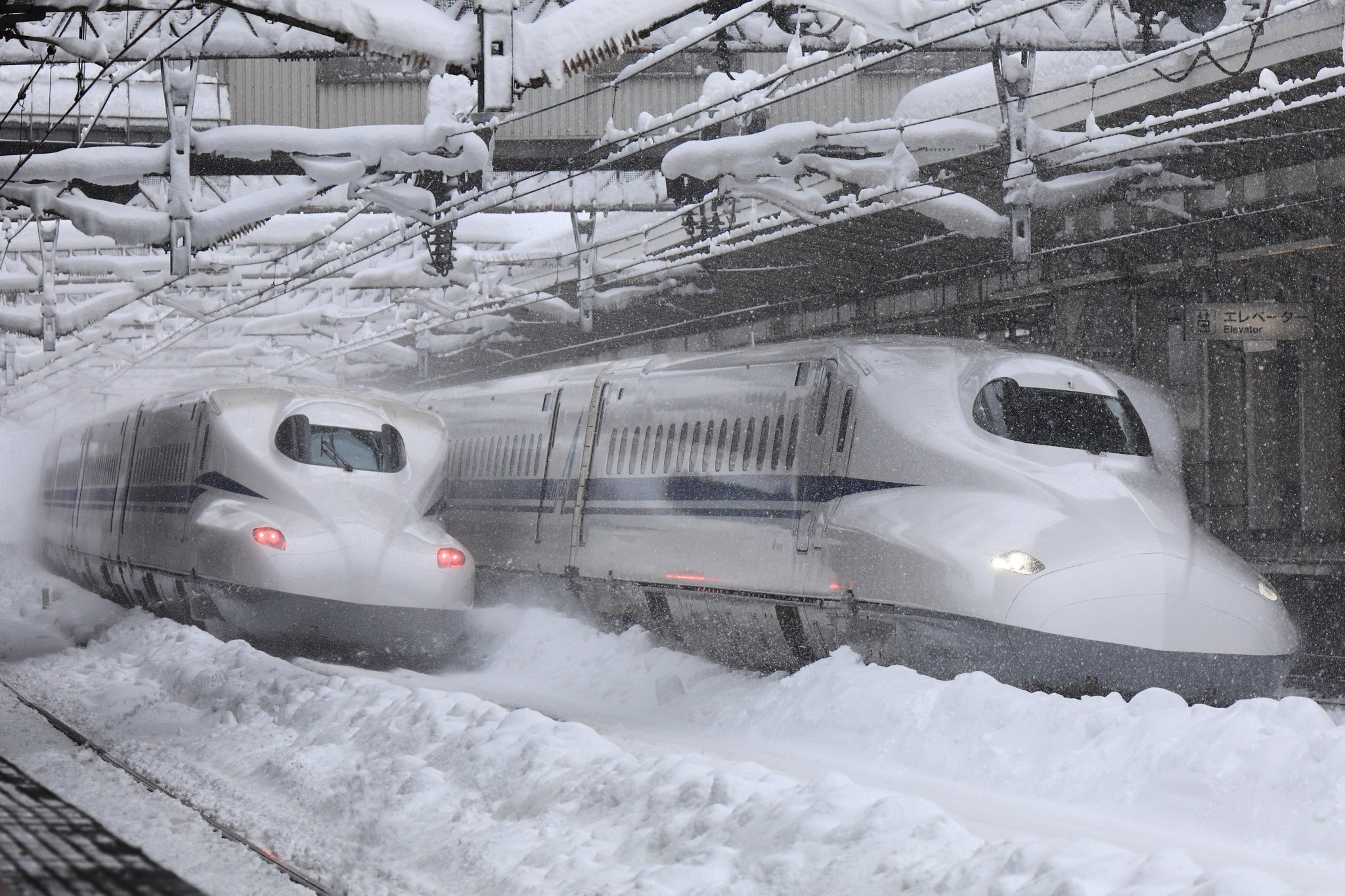 【東海道新幹線】大雪で雪景色に　ダイヤ乱れもなく
