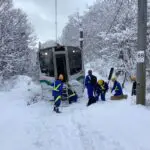 【倒木が直撃】仙山線運転見合わせ　停電も発生　必死に復旧作業