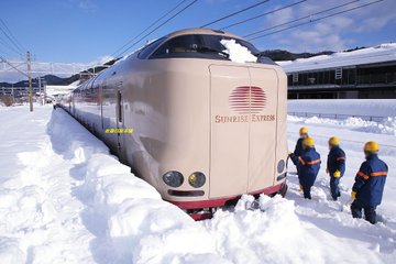 【通勤電車を除雪車に】JR西日本がまさかの使い方　223系5500番台車両が充当